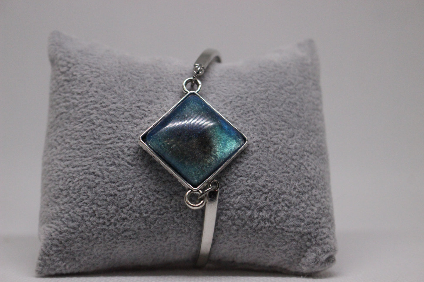 Elegant Silver Resin Stone Bracelet (2220) for All Occasions