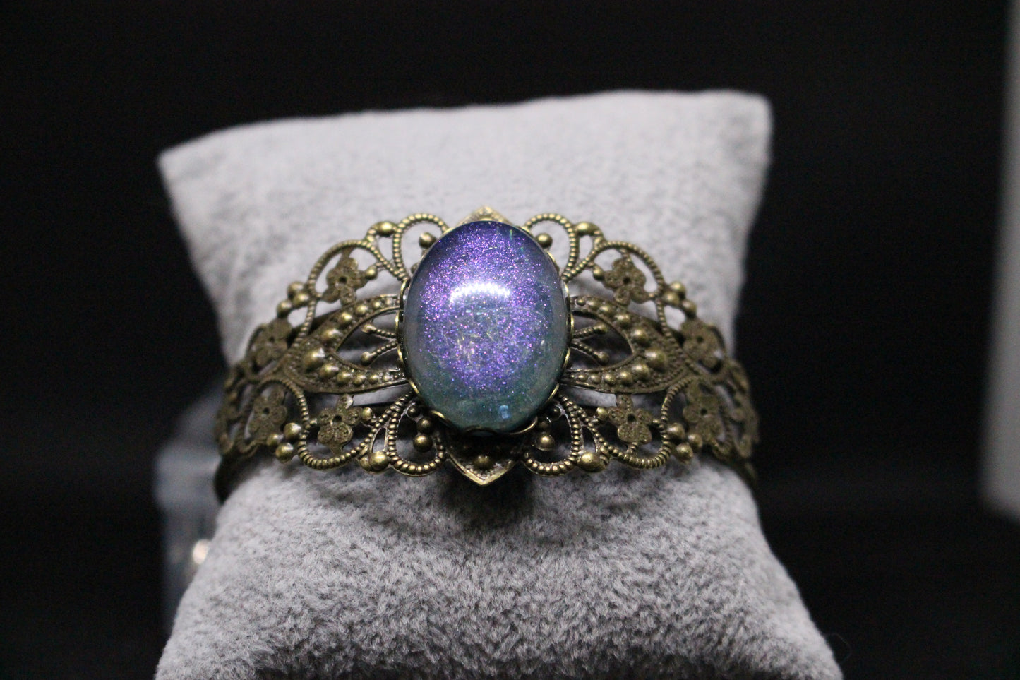 Stylish Bronze Resin Stone Bracelet for Elegant Looks