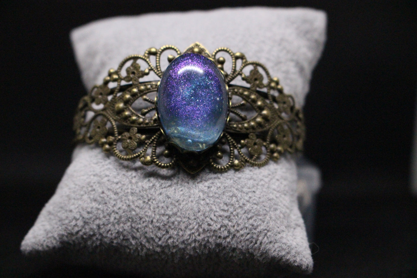 Stylish Bronze Resin Stone Bracelet for Modern Elegance