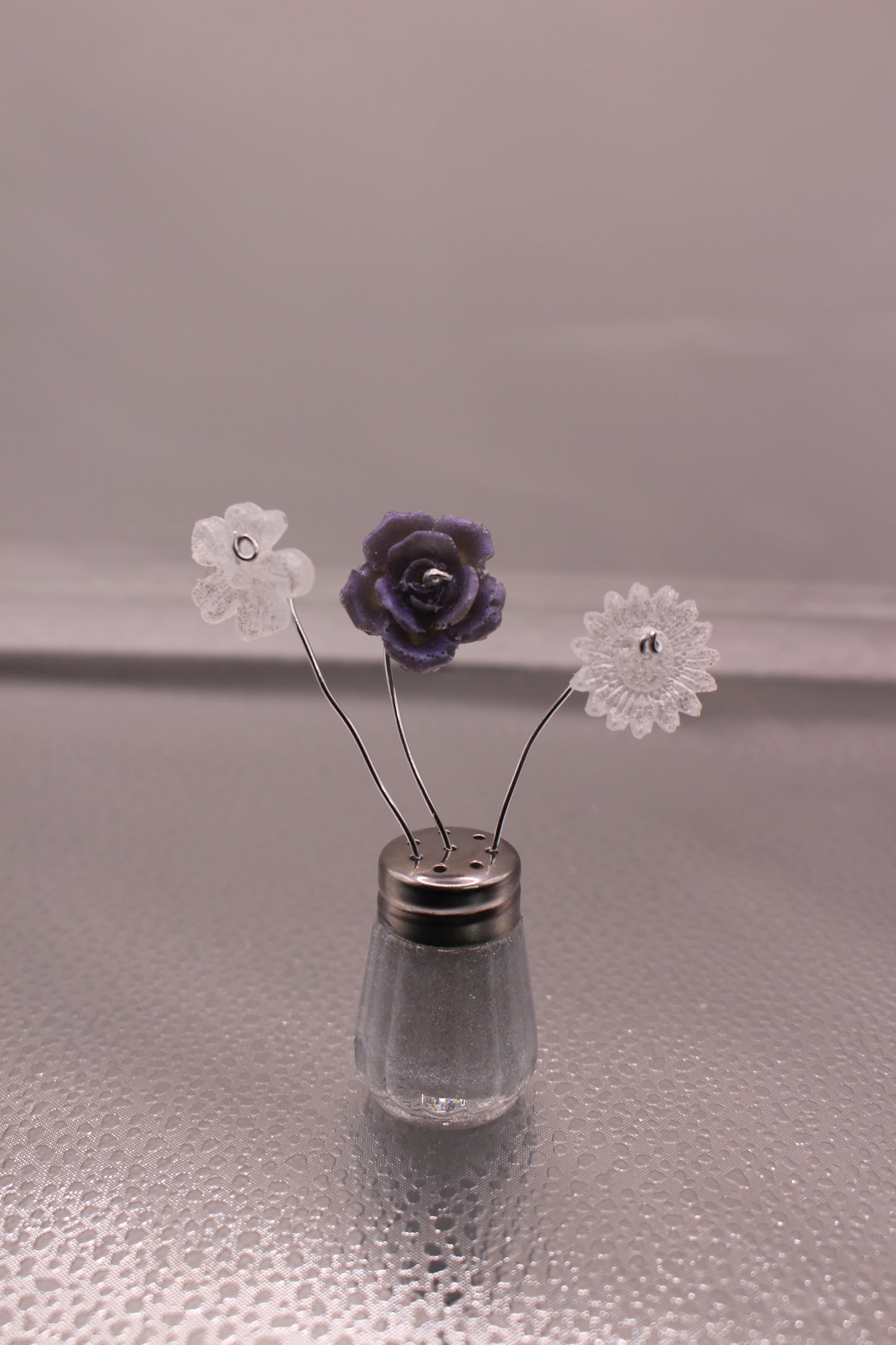 Mini Salt Shaker Resin Flowers for Elegant Table Decor