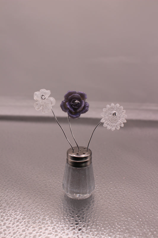 Mini Salt Shaker Resin Flowers for Elegant Table Decor