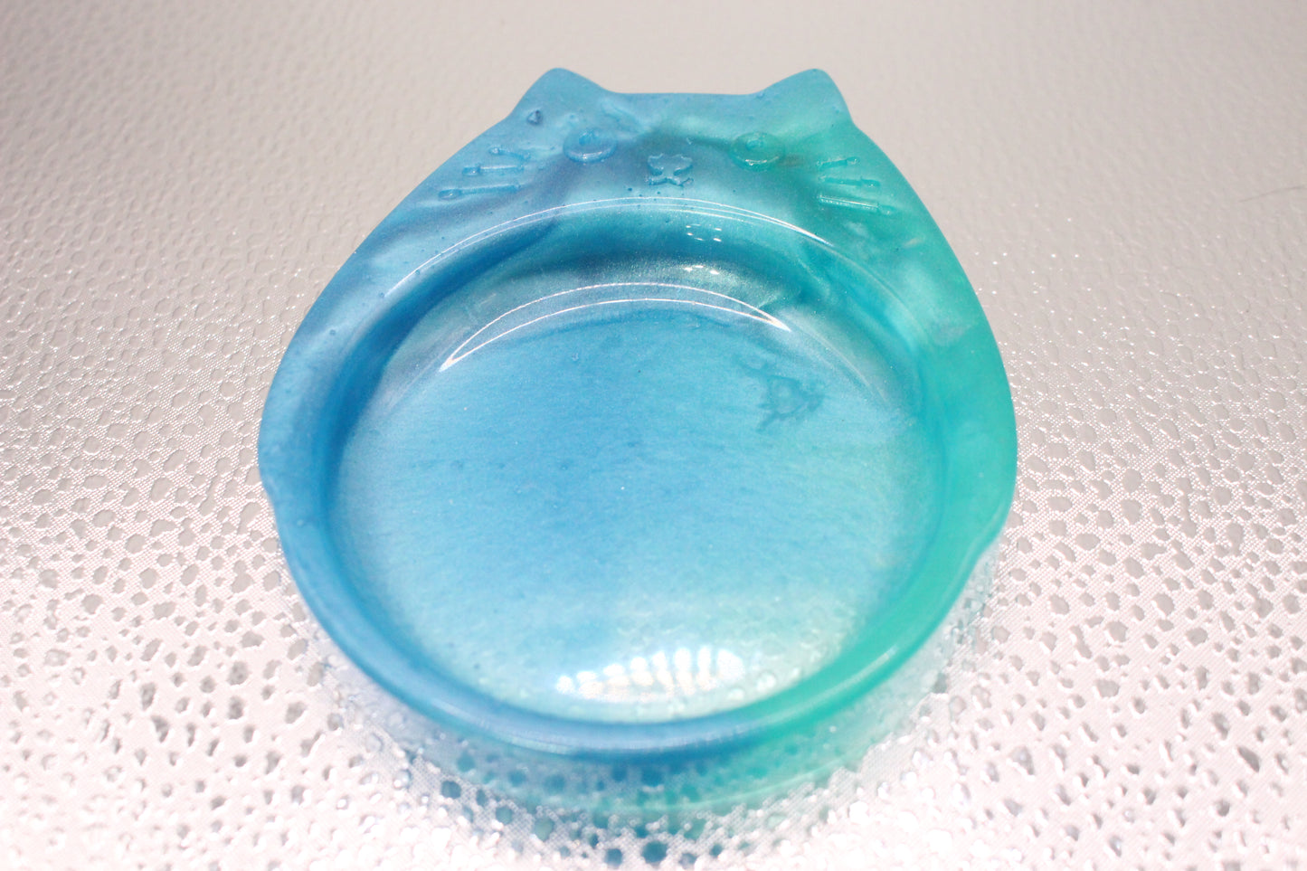 Handmade Cat Resin Trinket Tray for Stylish Organizing, perfect for holding small valuables and enhancing decor.