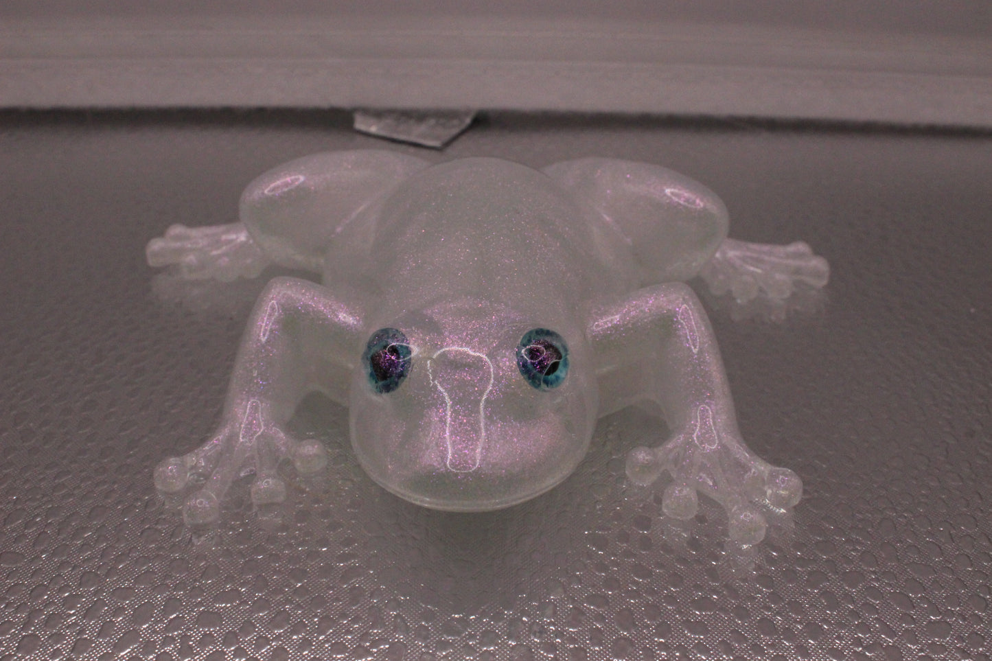 Iridescent Resin Frog Figurine Small Collectible Ornament for Home and Garden Decor