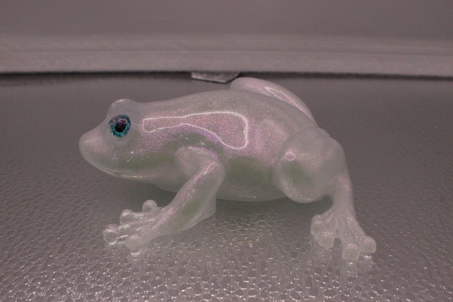 Iridescent Resin Frog Figurine Small Collectible Ornament for Home and Garden Decor