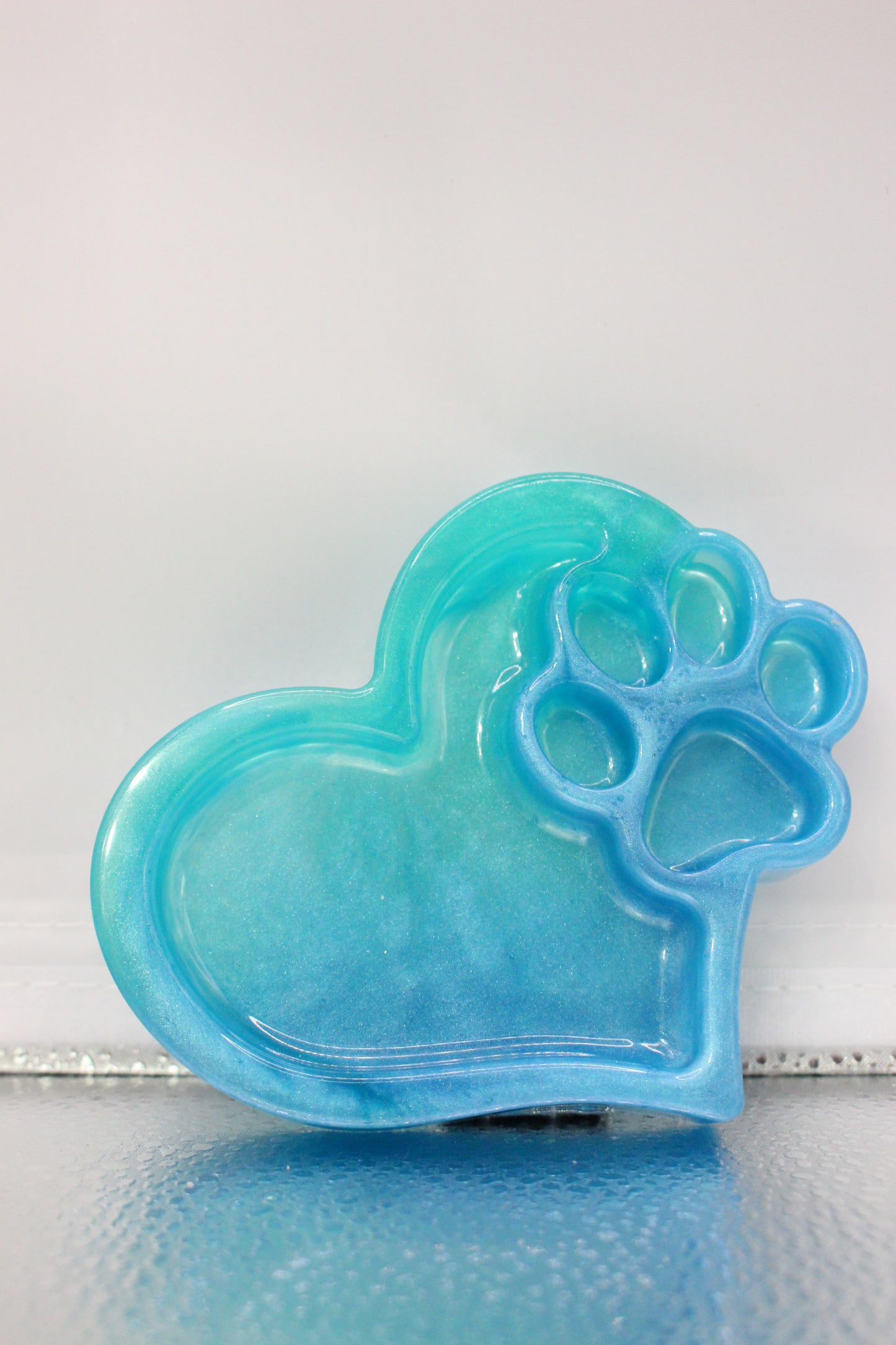 Handmade Paw & Heart Resin Trinket Tray, perfect for jewelry and decor, adding charm to any space.