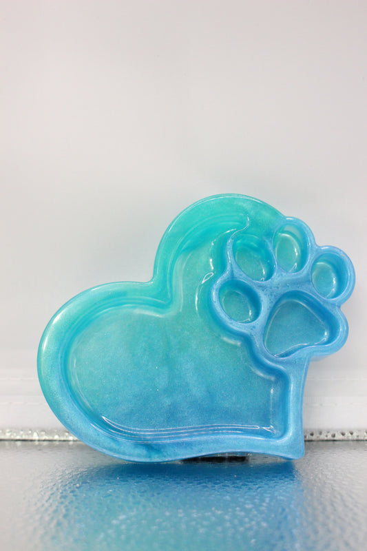 Handmade Paw & Heart Resin Trinket Tray, perfect for jewelry and decor, adding charm to any space.