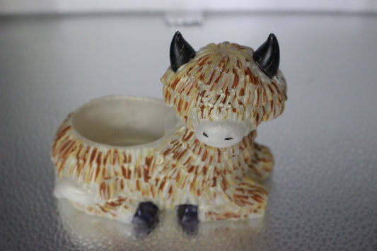 Charming Highland Cow Resin Planter for Charming Home Decor, perfect for small plants and succulents. Ideal for any space!